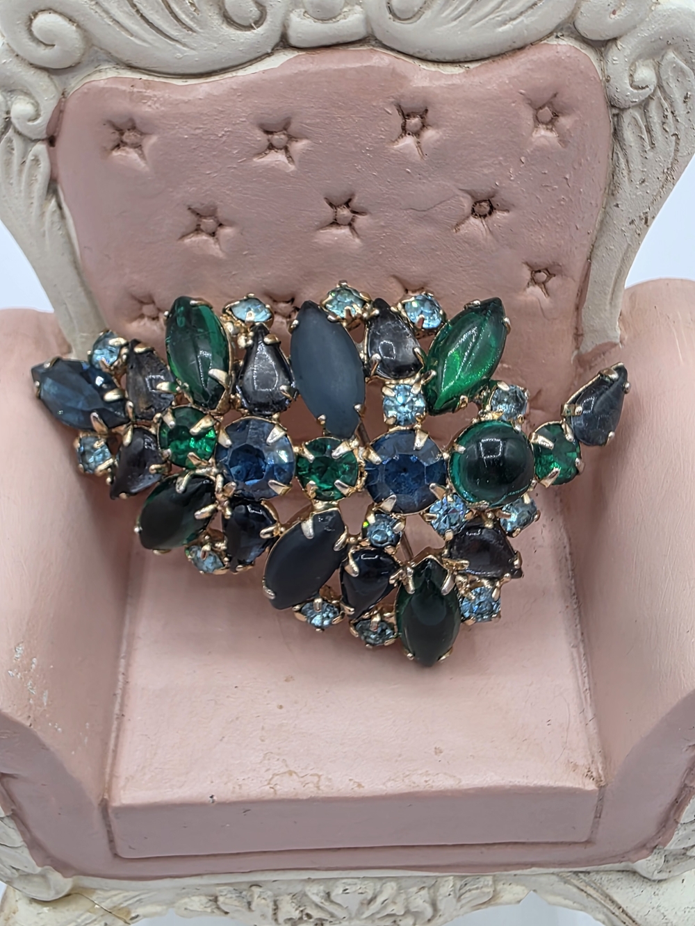 Vintage KARU ARKE Inc. Emerald & Teal Crystal Leaf Brooch - Picture 15 of 15